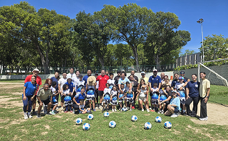Grupo de niños y voluntarios de Fundación Golitos