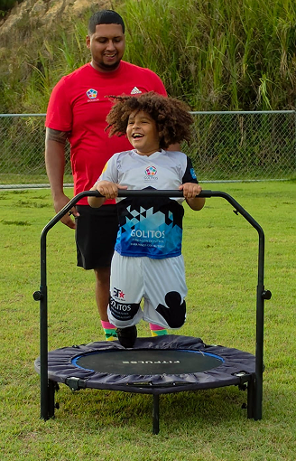 Niño sonriendo con camiseta de fútbol