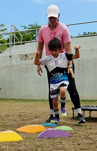 Niño y entrenador celebrando con el pulgar arriba